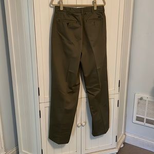 IZOD Men’s relaxed, olive green khkai pants